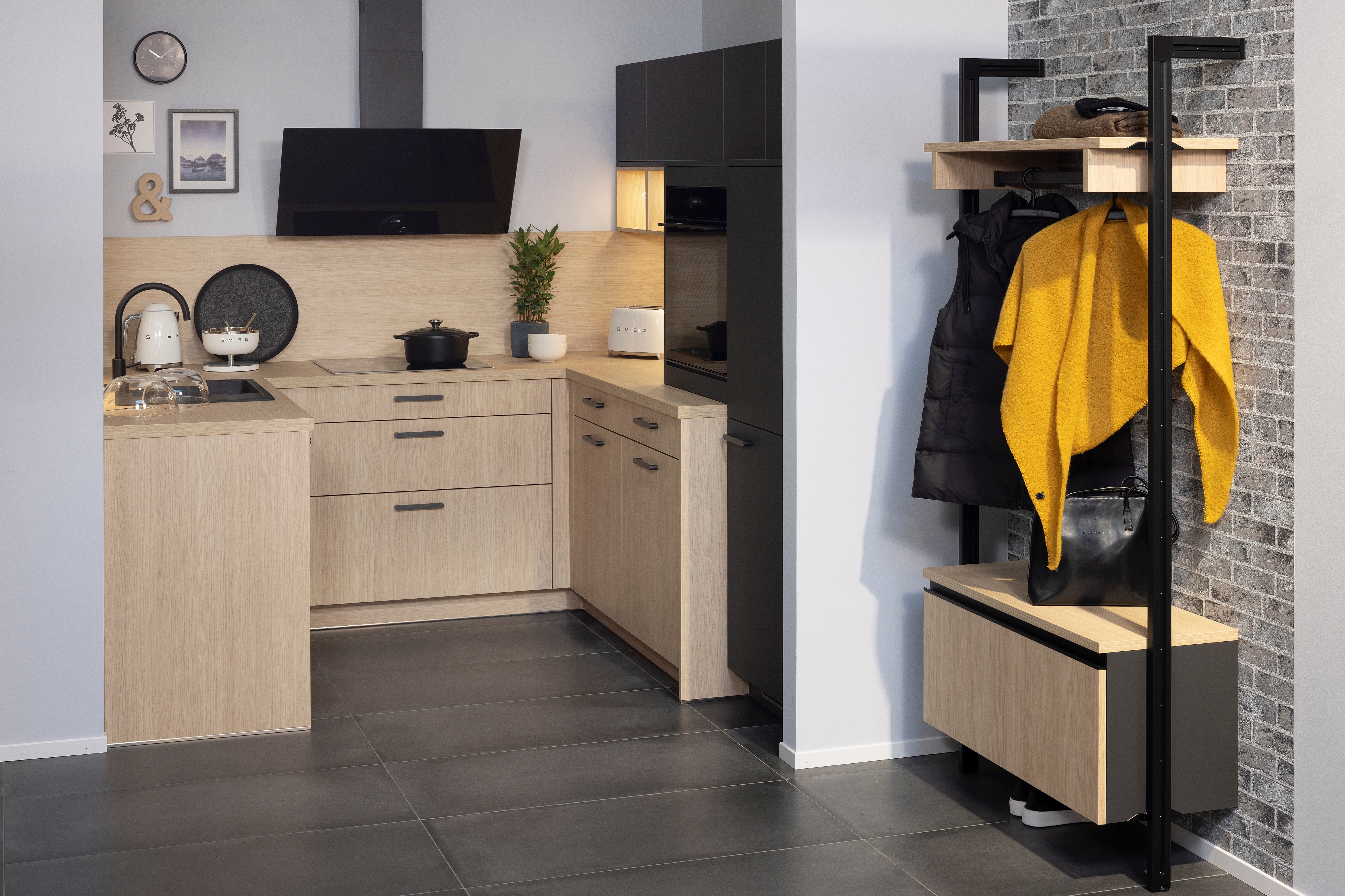 APL: Eiche Natur Front: FEEL Graphit  Front: Trentino Eiche natur Korpus: Graphit Griff: Bügelgriff Geräte: Bauknecht Armatur: Franke Spüle: Franke  Features: Tiny Kitchen, Kopffreihaube, Garderobe, Backofen ergonomisch eingebaut trotz Tiny-Kitchen.