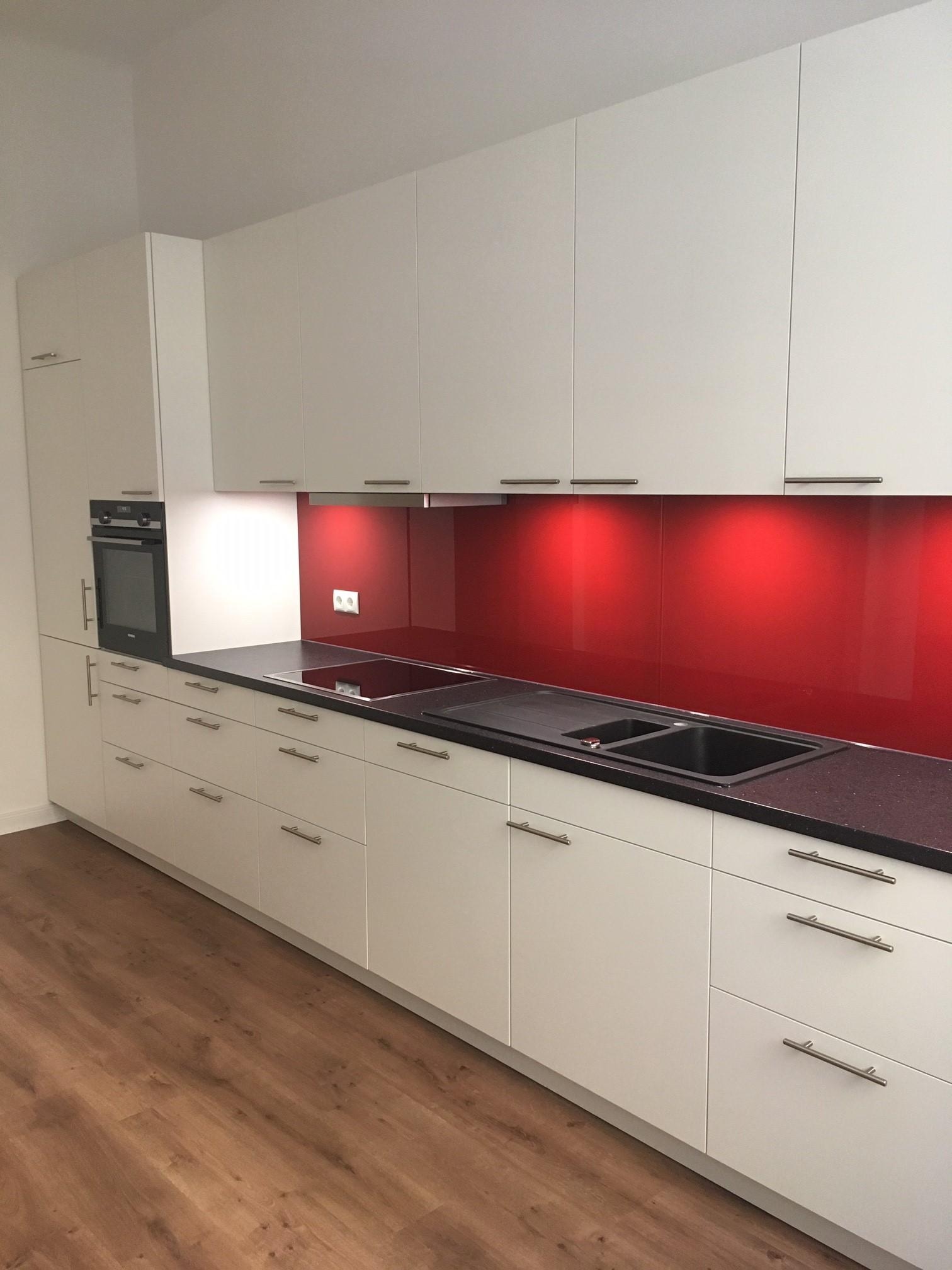 Küchenzeile weiß mit Nischenrückwand rot glänzend und Arbeitsplatte anthrazit
