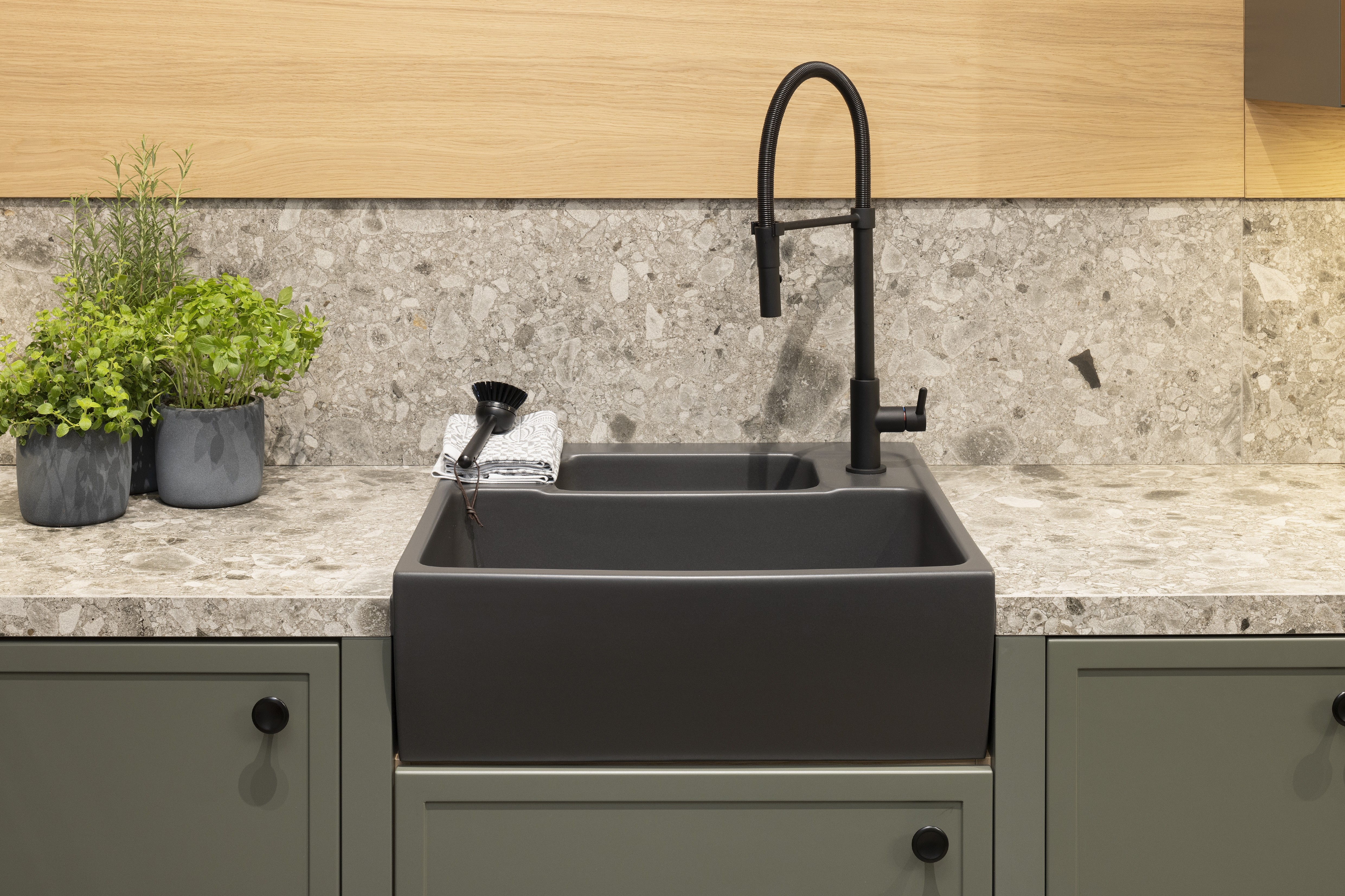 APL: Iseo Gris (Keramik) 40 mm Front: AV 5085 NCS S Mattlack (7005-G50Y)  Front 2: Feineiche-natur Repro Korpus: 2085 Designkorpus Feineiche-natur Griff: 113 Metall Schwarz-matt Geräte: Miele Armatur: Blaupunkt Spüle: Systemceram   Features:Keramik-Arbeitsplatte, Landhausküche modern, Nischenrückwand in APL-Material hochgezogen, Wandverkleidung in Vitrinen Material, Backofenkombi mit Kompaktbackofen, Sitzbank in Nischenmaterial, Spülbecken als Waschtisch aufgesetzt (Landhaus).