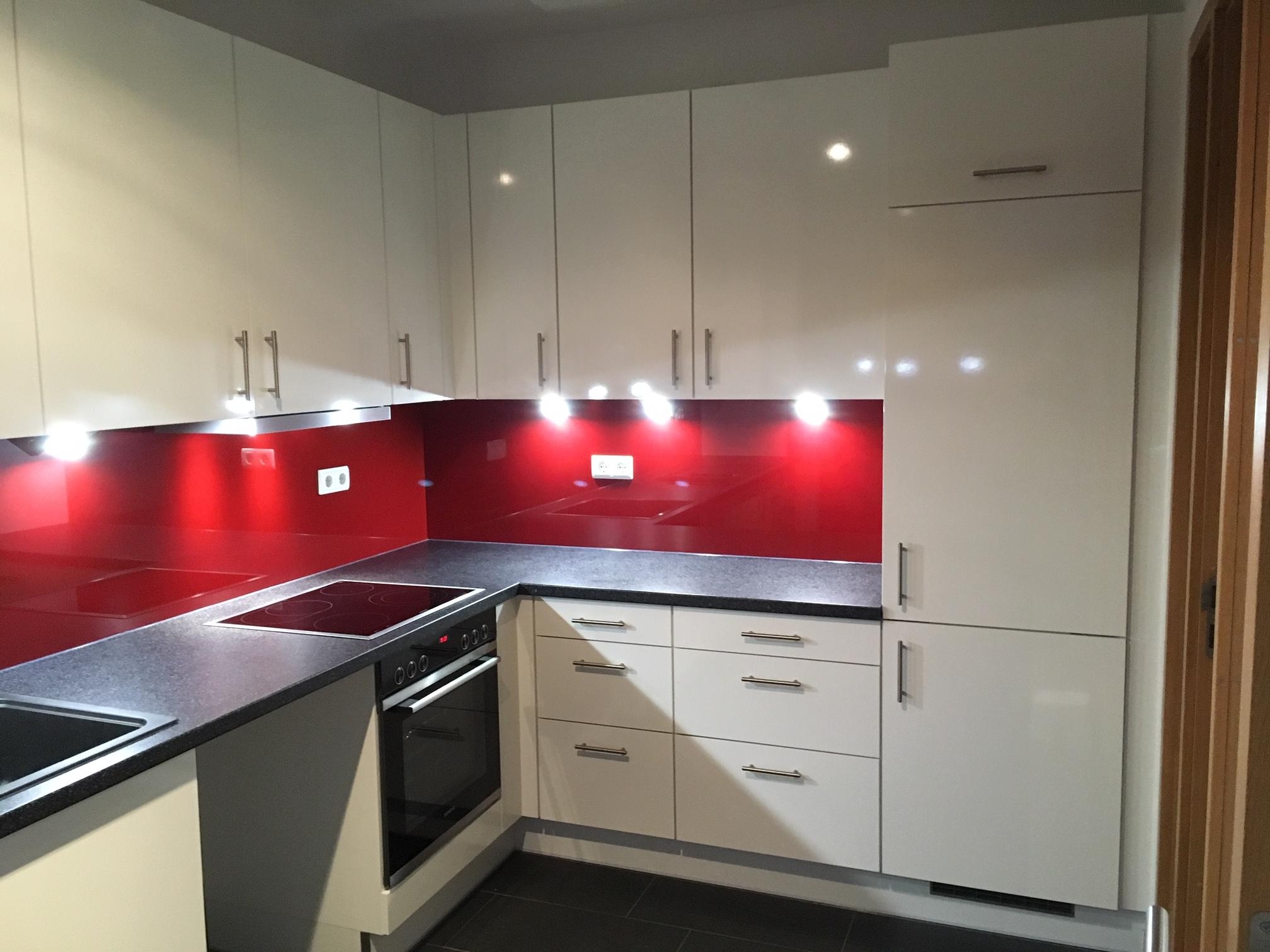 L-Küche weiß glänzend mit Nischenrückwand rot glänzend und Arbeitsplatte anthrazit