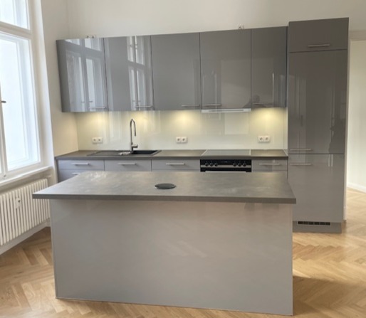 Küche Grau mit Insel glänzend