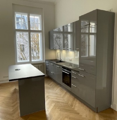 Küche Grau glänzend mit Insel