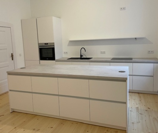 Küche hell mit Insel