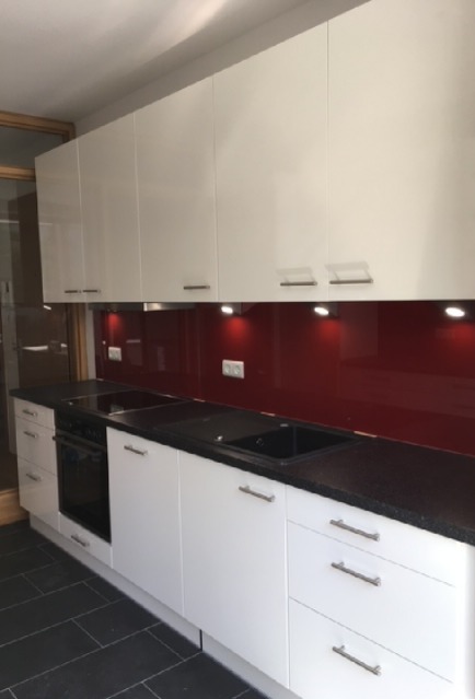 dunkelrote Küchenzeile