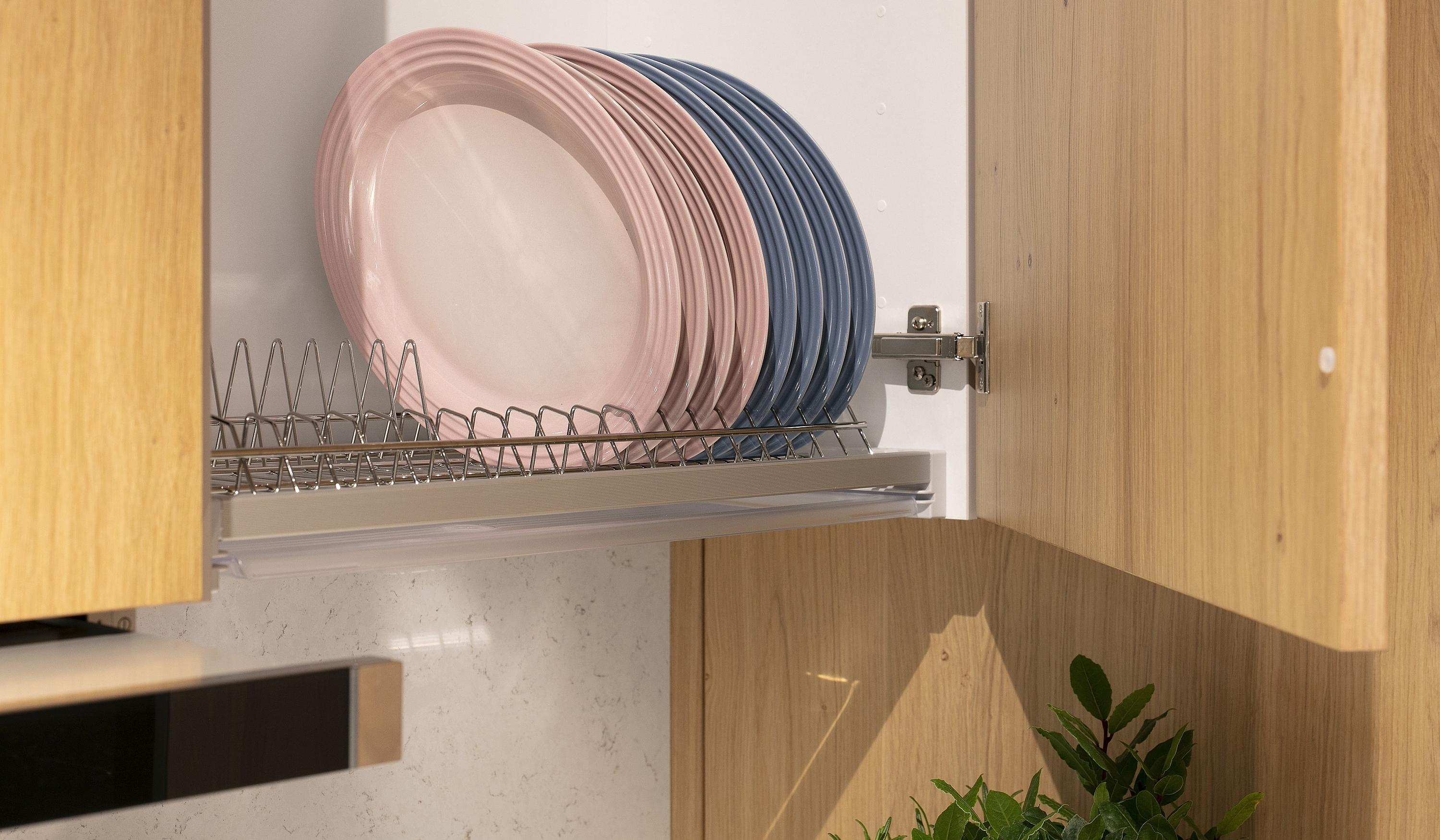 Geöffneter Küchen-Hängeschrank mit Abtropfgestell und Tellern darauf