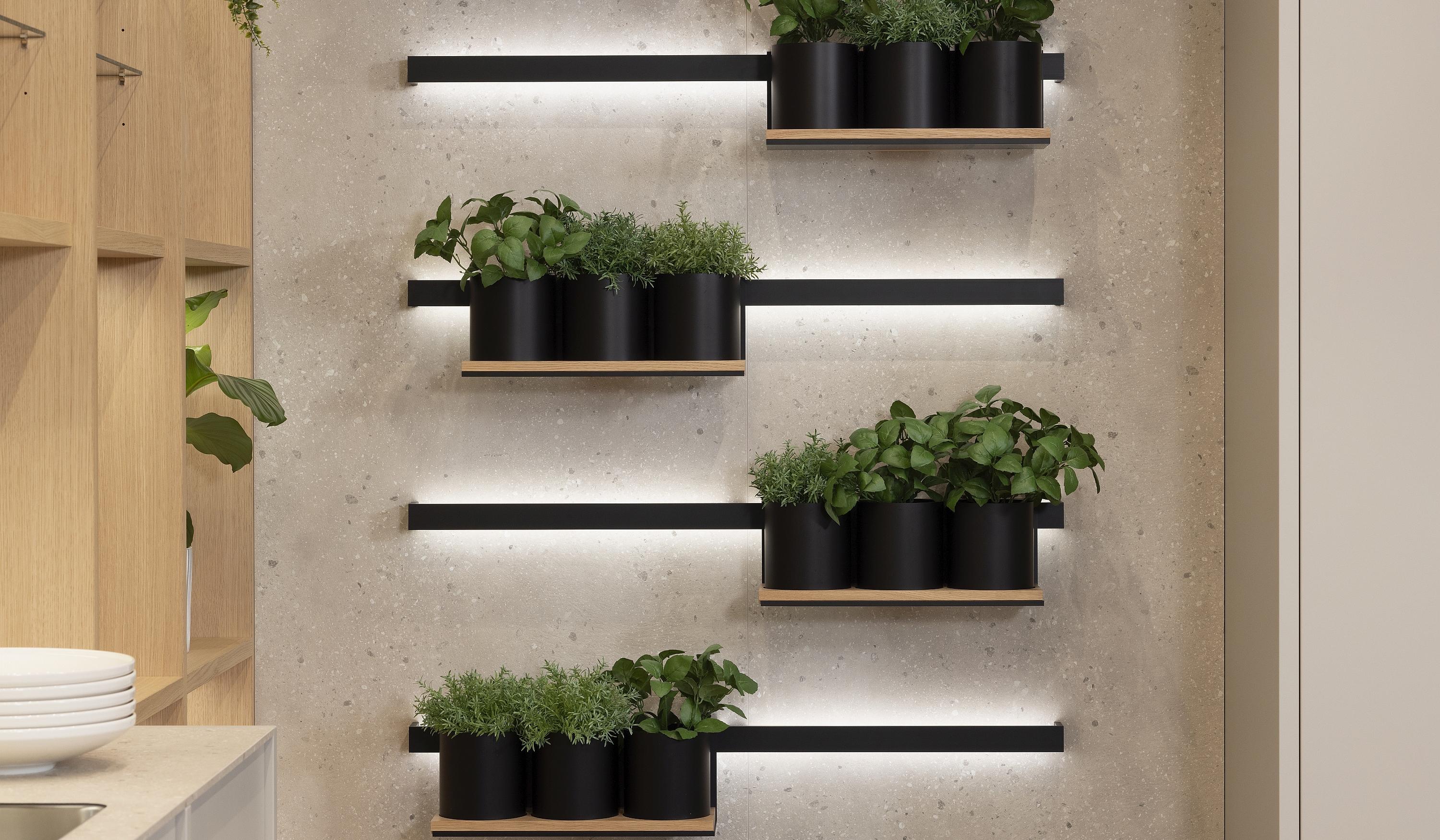 Beleuchtetes Relingsystem mit Kräutertöpfen