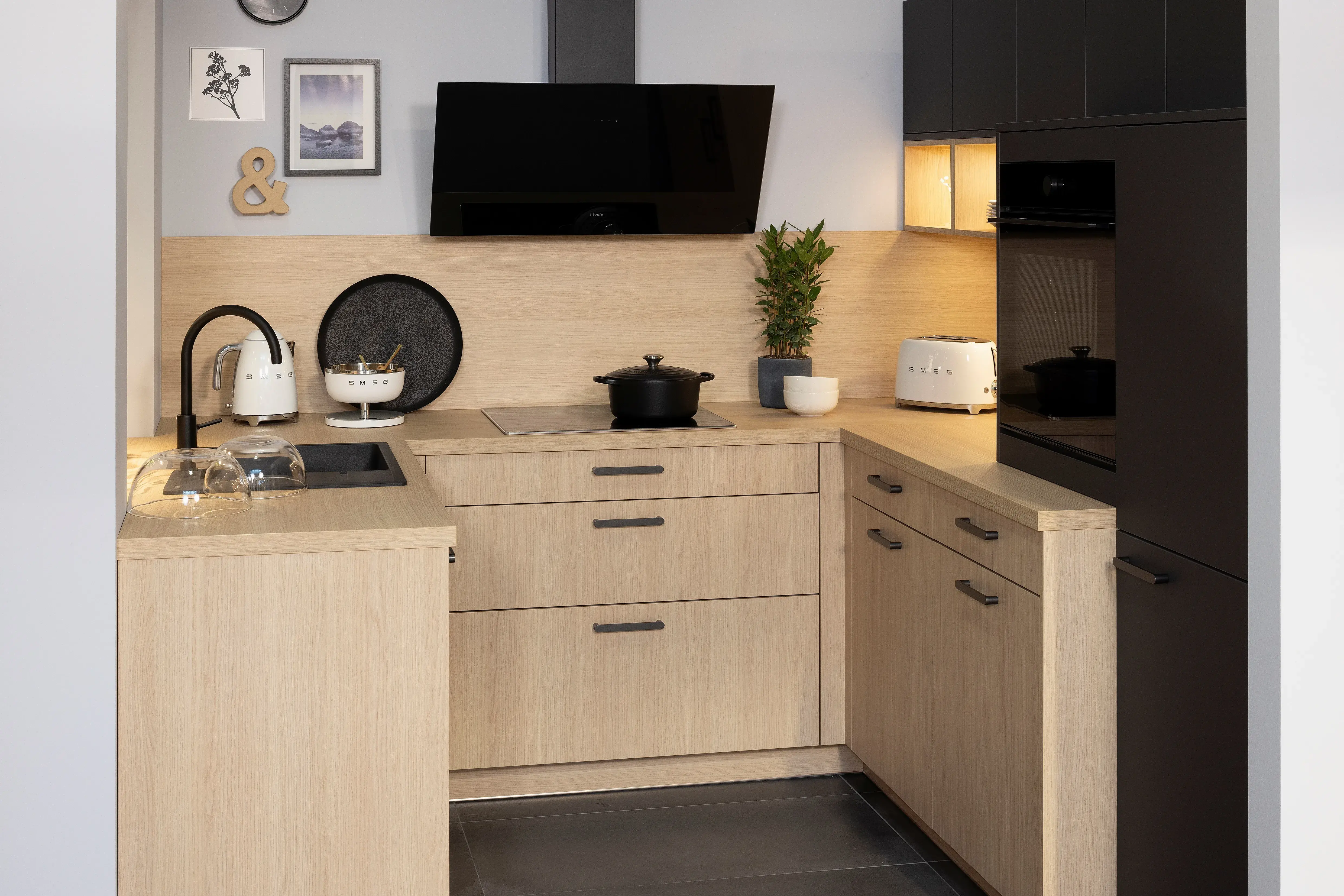 APL: Eiche Natur Front: FEEL Graphit  Front: Trentino Eiche natur Korpus: Graphit Griff: Bügelgriff Geräte: Bauknecht Armatur: Franke Spüle: Franke  Features: Tiny Kitchen, Kopffreihaube, Garderobe, Backofen ergonomisch eingebaut trotz Tiny-Kitchen.