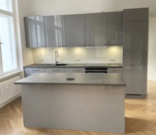 Küche Grau mit Insel glänzend