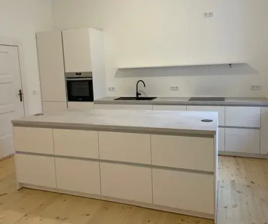 Küche hell mit Insel