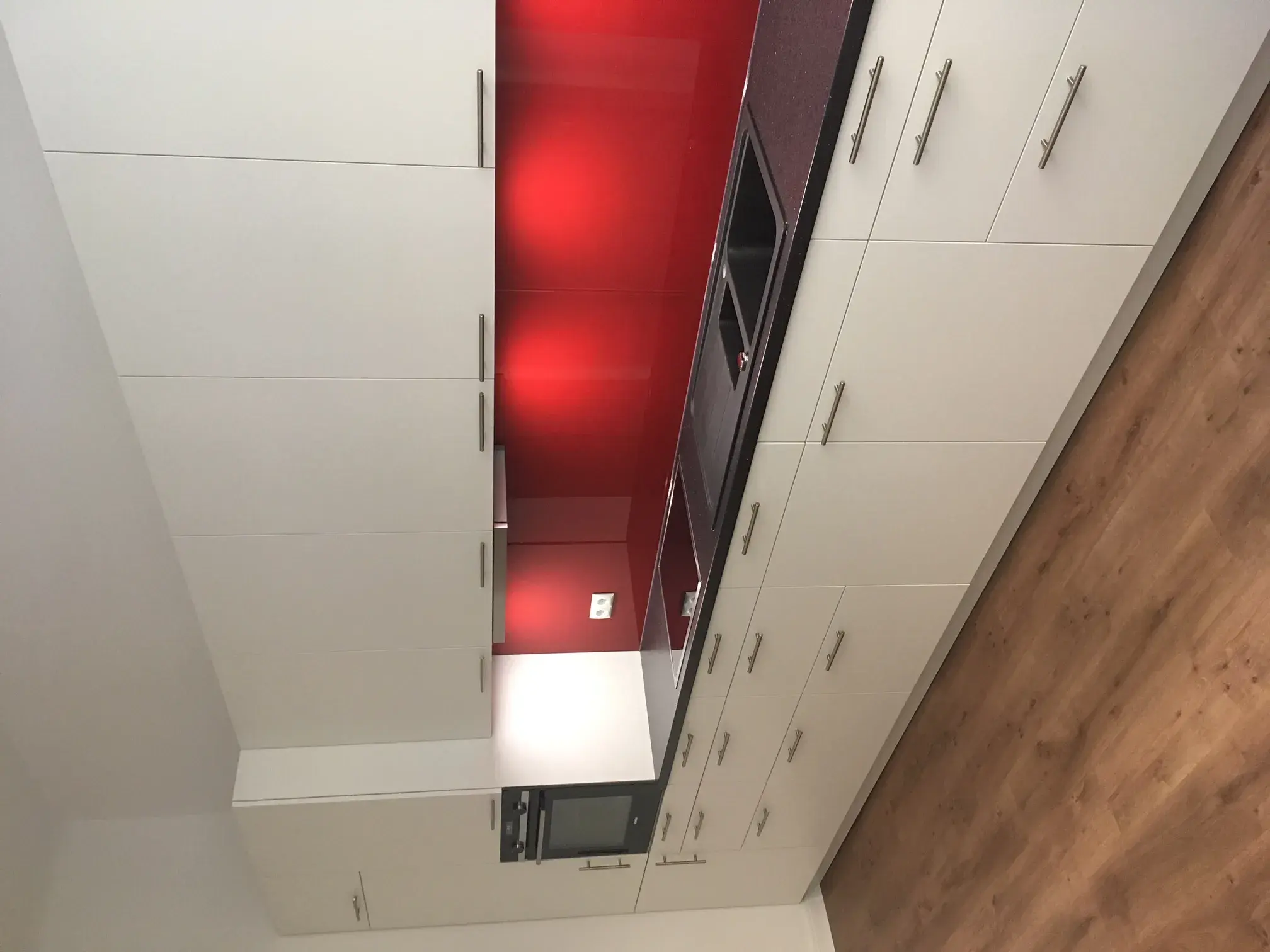 Küche mit Nischenrückwand Rot