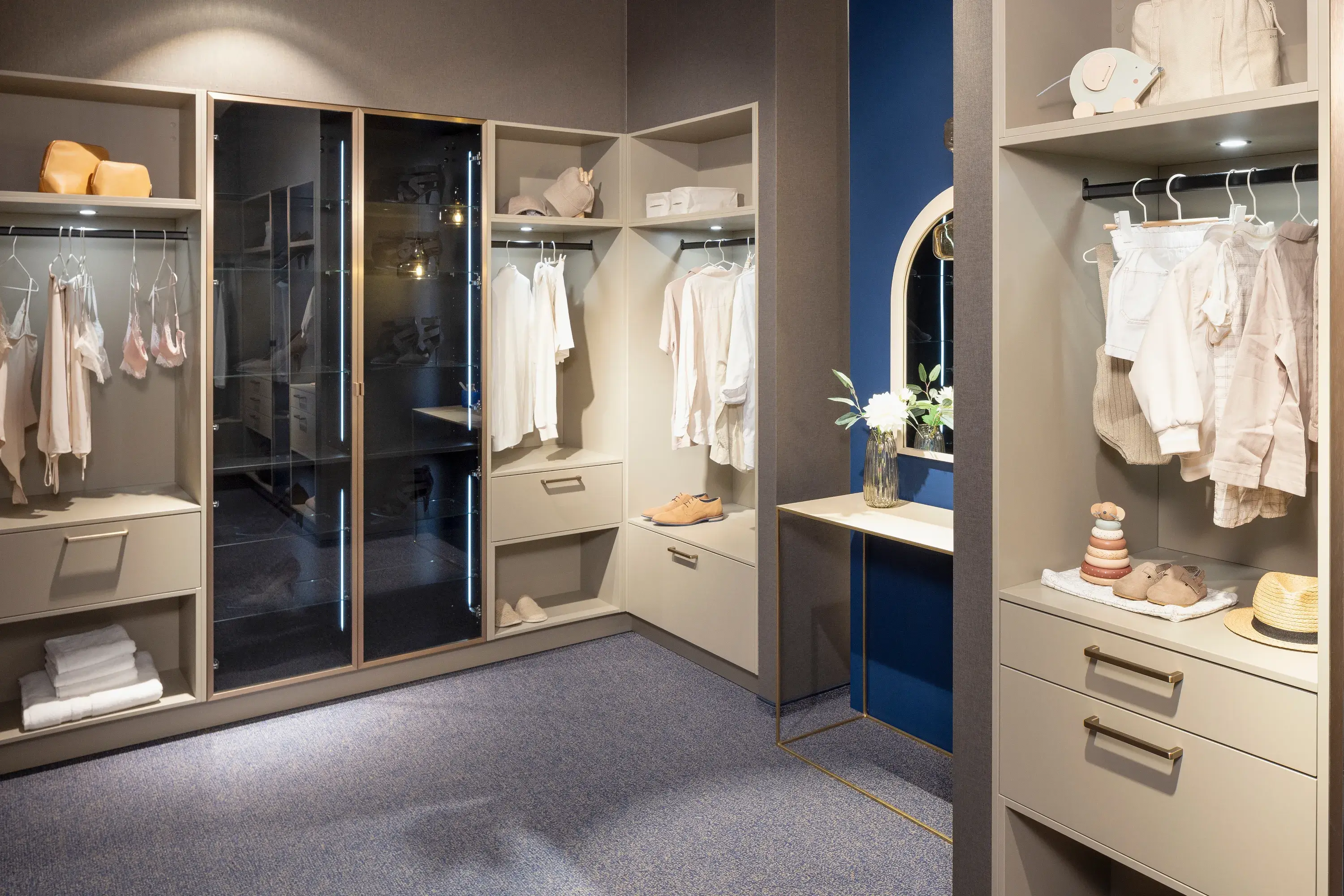 Begehbarer Kleiderschrank mit diversen Garderobenstangen, Schubfächern und Vitrinenschrank inkl. Kleidung und Schuhen