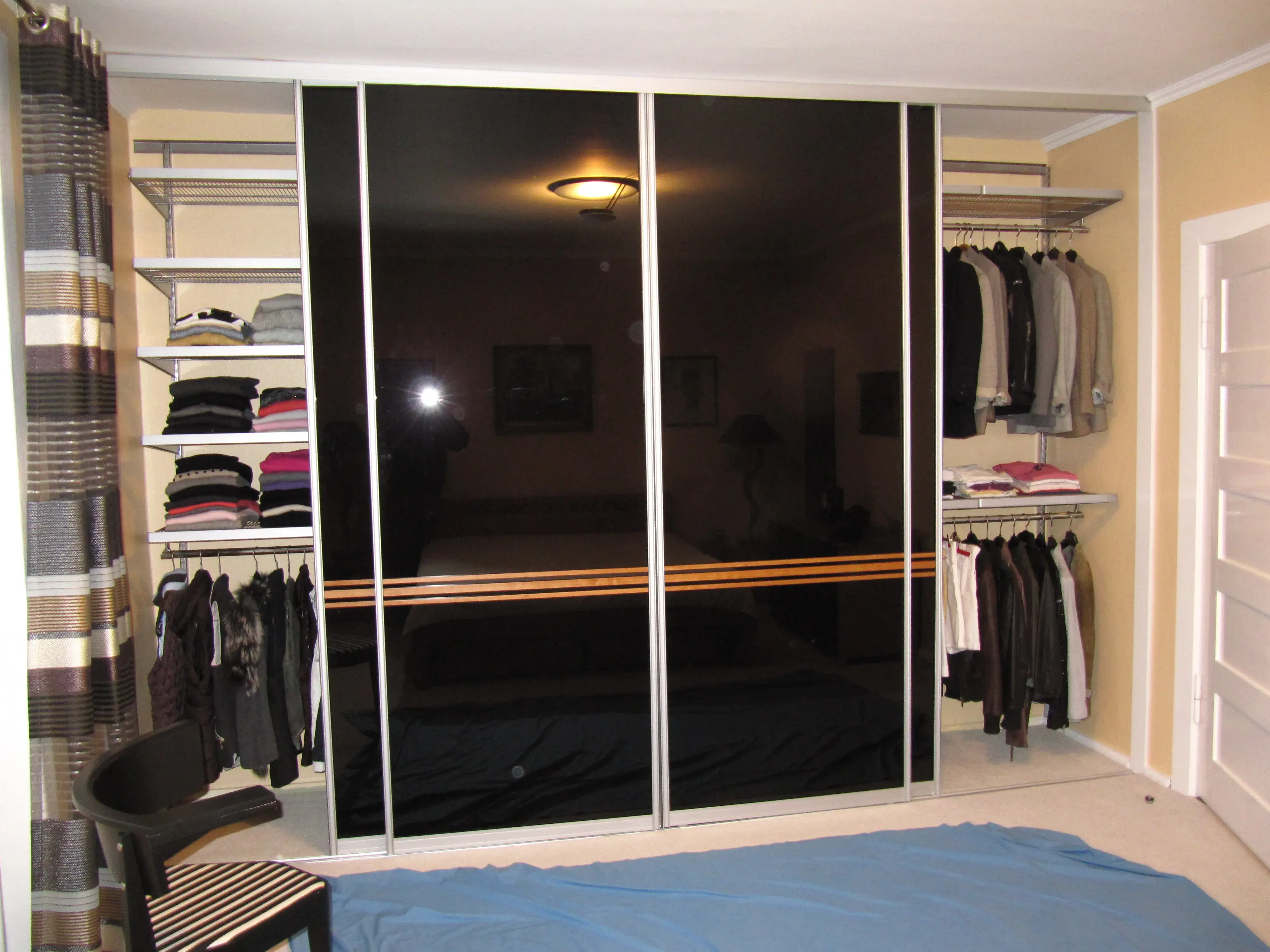 Schiebetürschrank mit Glastüren