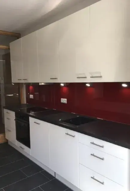 dunkelrote Küchenzeile